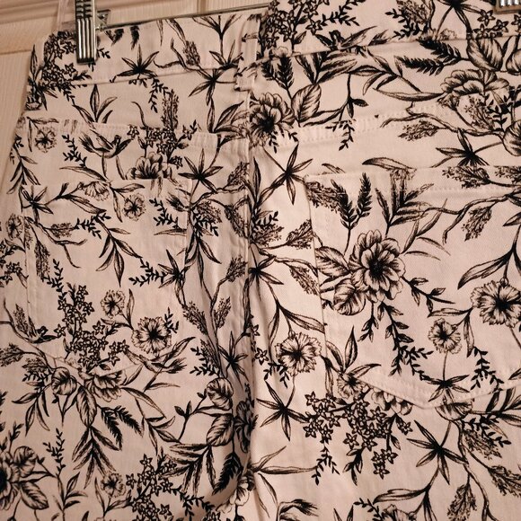 Gloria Vanderbilt Amanda Denim Pants, Sz 10, Hi Rise, White & Black Floral New - Picture 4 of 4